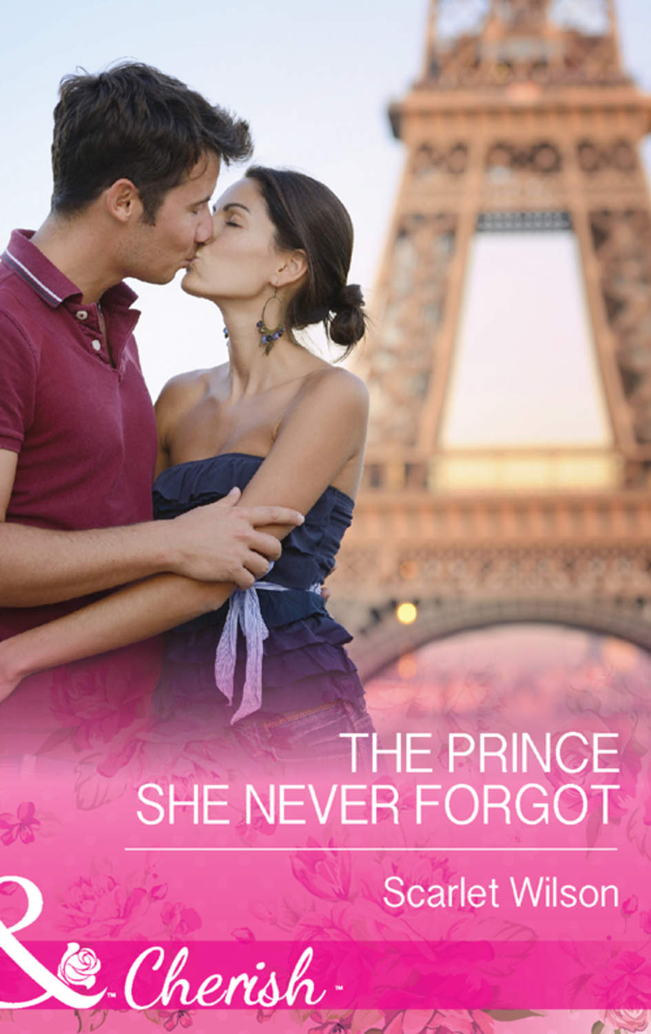 She never london. Поцелуй в Париже. Поцелуй в Париже фото. Париж романтика. Свидание в Париже.